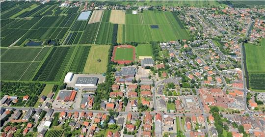 Auf der Wiese und der Obstplantage links von Sportplatz und Oberschule soll die neue Grundschule in Jork entstehen, links unten sind Elbe-Obst-Lager und Penny-Markt an der Landesstraße 140 in Westerjork zu sehen, rechts unten die Sparkasse 