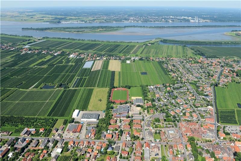 Neue Jorker Grundschule: Anwohner fürchten zu viel Lärm Auf der Wiese und der Obstplantage links von Sportplatz und Oberschule soll die neue Grundschule in Jork entstehen, links unten sind das Elbe-Obst-Lager und der Penny an der L 140 in Westerjork zu sehen. Oben rechts liegt das Wohngebiet „Im