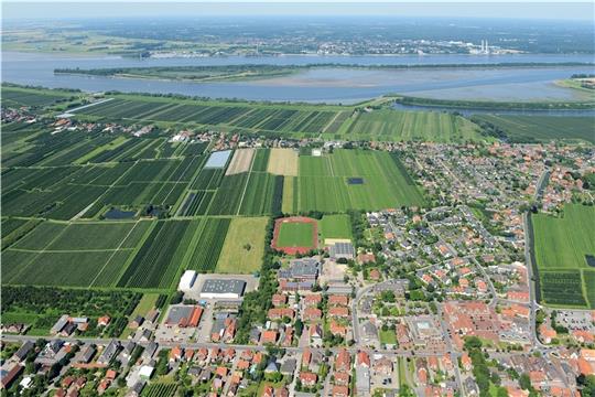 Auf der Wiese und der Obstplantage links von Sportplatz und Oberschule soll die neue Grundschule in Jork entstehen, links unten sind das Elbe-Obst-Lager und der Penny an der L 140 in Westerjork zu sehen. Oben rechts liegt das Wohngebiet „Im