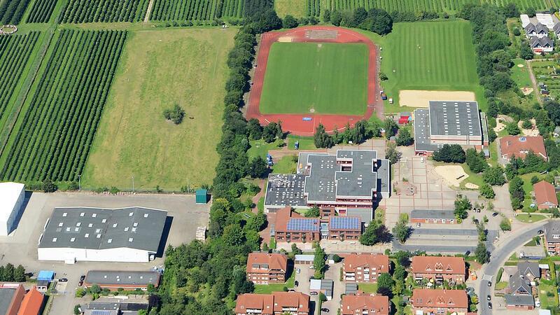 Auf der Wiese und der Obstplantage links von Sportplatz und Oberschule soll die neue Grundschule mit Sporthalle errichtet werden.