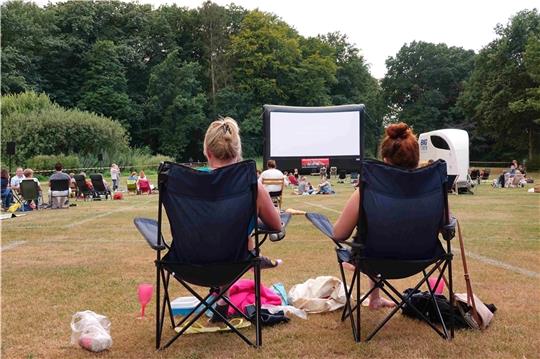 Auf der Wiese vor der Eissporthalle gibt es besondere Kino-Atmosphäre mit Klappstuhl. Fotos: Stadtmarketing
