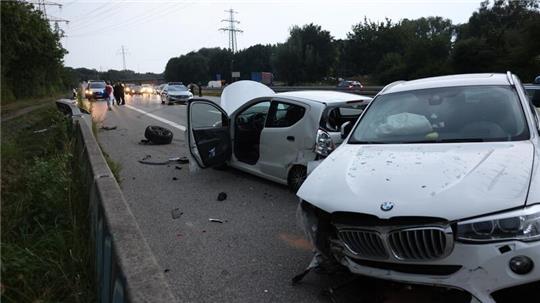 Auf der Wilhelmsburger Reichsstraße (B75) kollidierten am Mittwochabend ein BMW und ein Suzuki.