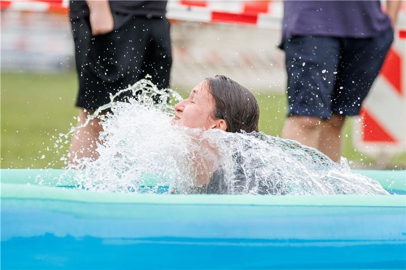 Durch Schlamm und Schaum: Das war der Challenge Run in Kutenholz Auf der Zielgraden des fünf Kilometer langen Parkours hieß es für die 260 Teilnehmer noch einmal: Ab ins kühle Nass. Trotz der verschiedenen Wasserhindernisse und des Dauerregens waren die Teilnehmer unmittelbar vor den Zuschauern noch einm