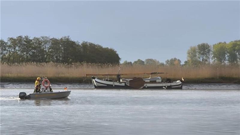 Auf der gegenüberliegenden Uferseite des Yachthafens steckt das Boot schließlich im Schlick fest.