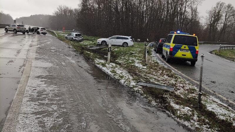 Massenkarambolage auf der A27 – Hund greift Frauen an – Mehrere Verletzte Auf der glatten Fahrbahn waren mehrere Pkw ins Schleudern gekommen.