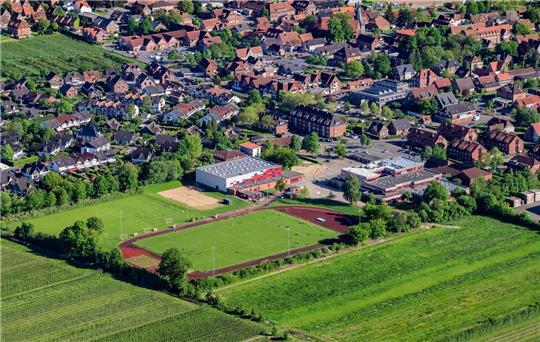 Auf der grünen Wiese nördlich der Elbe-Obst-Hallen (früher Trinks) wird die neue Jorker Grundschule entstehen. Links oben sind der Sportplatz und die Sporthalle zu sehen, rechts davon die Oberschule.
