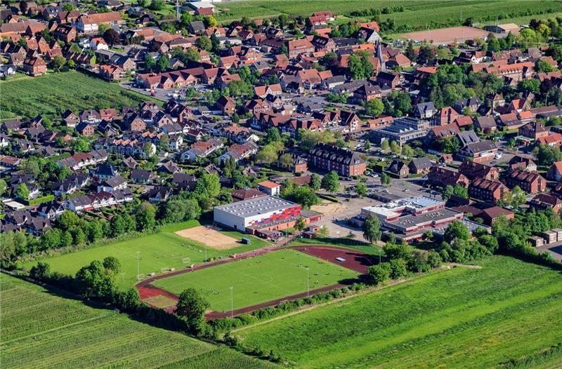 Auf der grünen Wiese wird die neue Jorker Grundschule entstehen. Links oben sind der Sportplatz und die Sporthalle zu sehen, rechts davon die Oberschule.