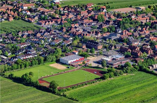 Auf der grünen Wiese wird die neue Jorker Grundschule entstehen. Links oben sind der Sportplatz und die Sporthalle zu sehen, rechts davon die Oberschule.