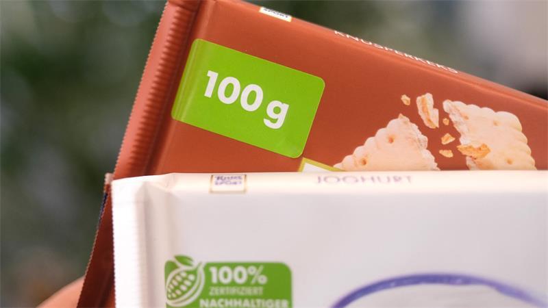 Auf der hinteren Tafel ist auf der Verpackung ein Hinweis mit einem Sticker überklebt.