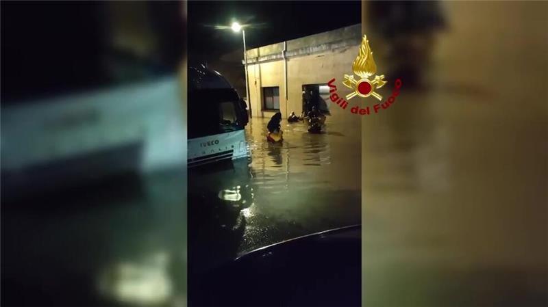 Auf der italienischen Mittelmeerinsel Elba hat die Feuerwehr nach schweren Regenfällen Dutzende Menschen in Sicherheit gebracht.