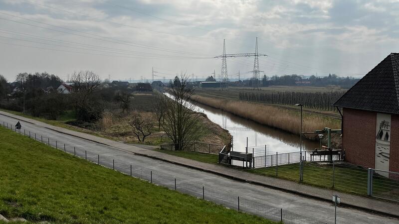 Altes Land: Luxus-Ferienhäuser am Elbdeich geplant Auf der linken Fläche sollen 14 Ferienwohnungen am Schöpfwerkskanal Hollern-Steinkirchener Moor entstehen.
