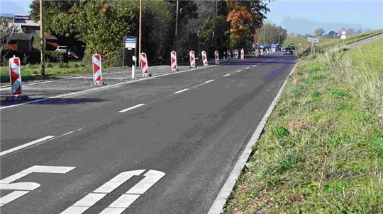Auf der linken Seite stehen bereits die Masten für die neue Telefon-Freileitung an der K 39 in Borstel kurz vor der Landesgrenze.