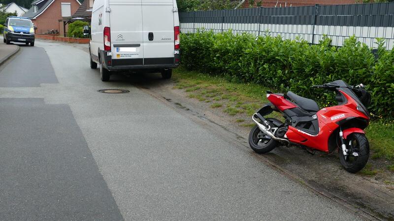 Auf der nassen Fahrbahn verlor der Rollerfahrer die Kontrolle über sein Gefährt.