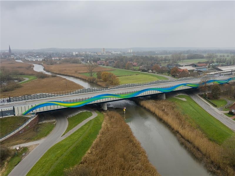 Auf der neuen Autobahn-Brücke über die Este werden am Freitagnachmittag zum ersten Mal regulär Autos unterwegs sein. Foto: Jan Iso Jürgens