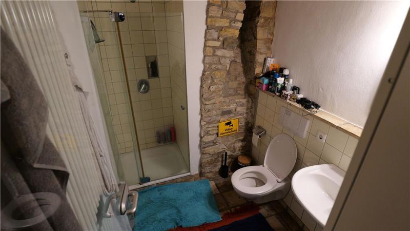 Er lebt in „Deutschlands kleinstem Studentenwohnheim“ Auf der untersten Etage direkt hinter der Eingangstür befindet sich das Bad.