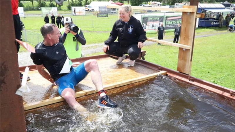 Für die ganz Harten: Extreme Hindernisse beim Giants Run in der Wingst Auf die Aktiven des Giants Run wartet auch ein Wasserhindernis mit Gegenstromanlage. Wer es geschafft hat, ist erleichtert.