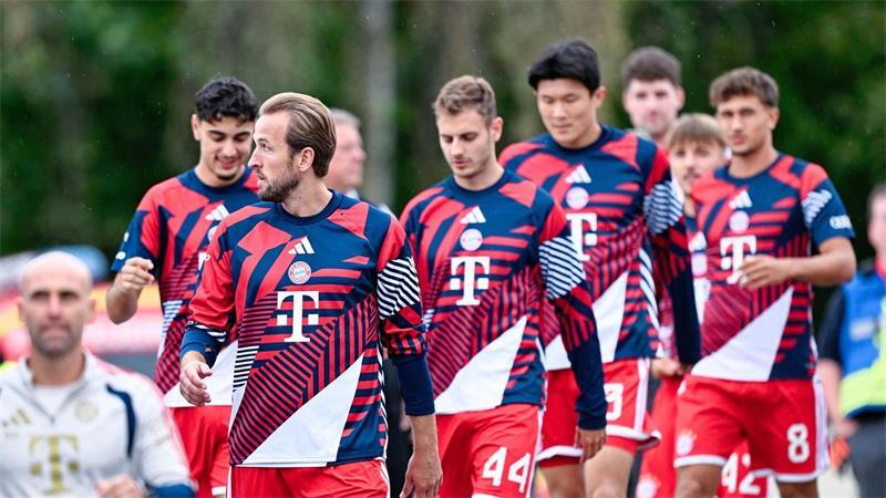 Auf die Bayern-Profis warteten in Elversberg außergewöhnliche Rahmenbedingungen.