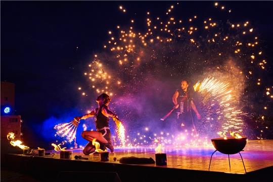 Auf die Besucher des Weihnachtsmarkts in Estebrügge wartet eine Feuershow mit dem Artistik-Duo Flamba. Fotos: Magalan Fotografie