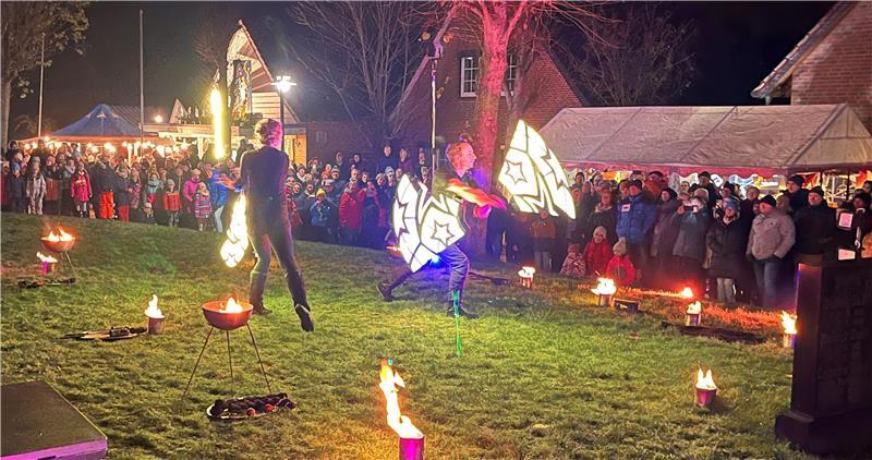 Auf die Besucher wartet wieder eine Feuer- und Lichtshow im Schatten der Kirche.