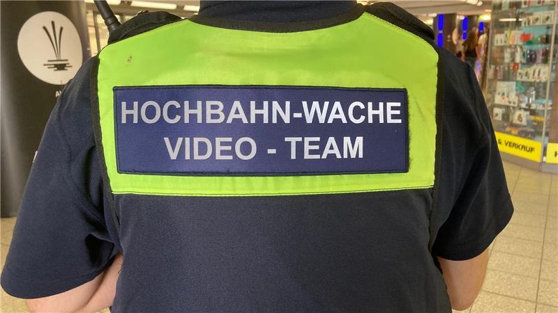 Hamburger Hochbahn-Wache bekommt Bodycams Auf die Bodycams der Hamburger Hochbahn-Wache wird deutlich hingewiesen.