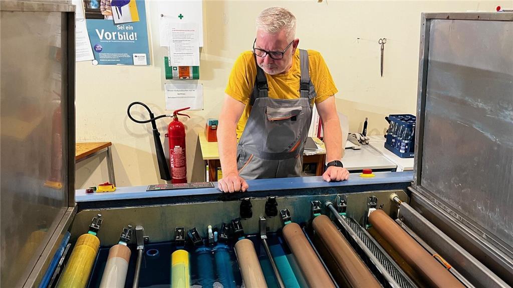 Auf die Druckplatten wird eine Beschichtung aufgebracht.