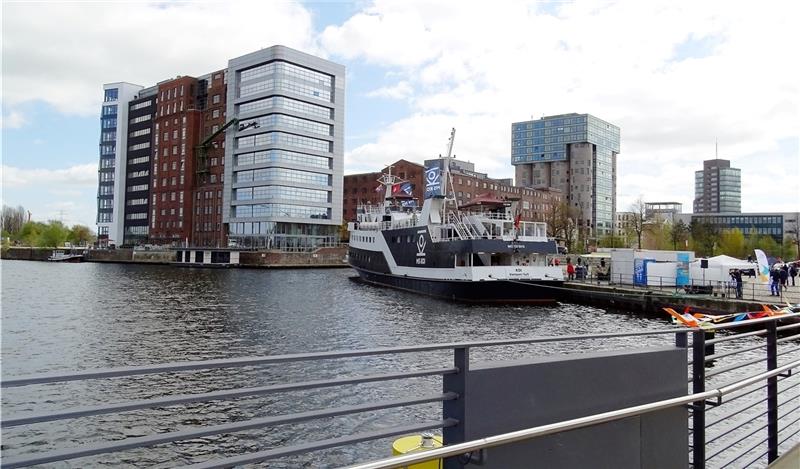 Auf die Fläche neben dem Kaispeicher am linken Bildrand kommt das Hotel. Dort befand sich bisher der Veritas Beach Club. Foto: Lepél