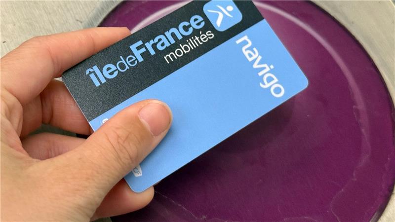 Auf die Navigo-Karten in Paris lassen sich verschiedene Fahrkartentypen herunterladen (Archivbild).