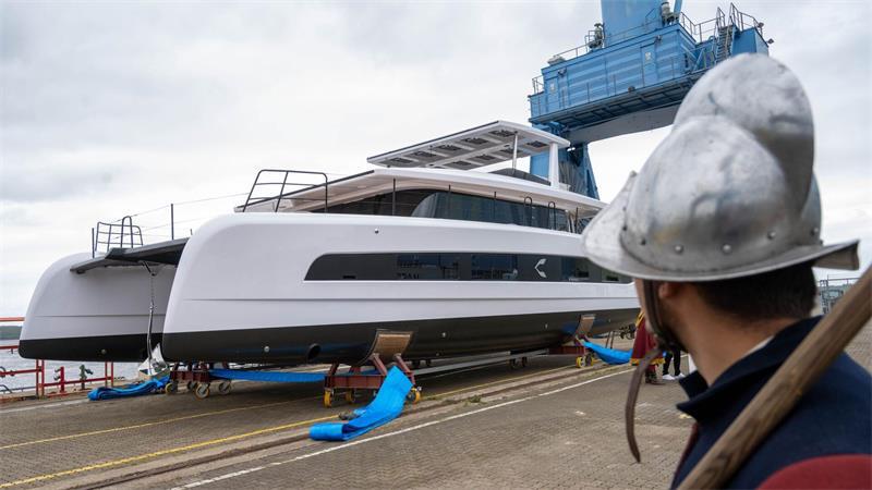 Solar-Yacht - erste Taufe auf Stralsunder Werft seit langem Auf die „Pioneer One“ sollen weitere in Stralsund hergestellte und mit Solarenergie angetriebene Yachten folgen.