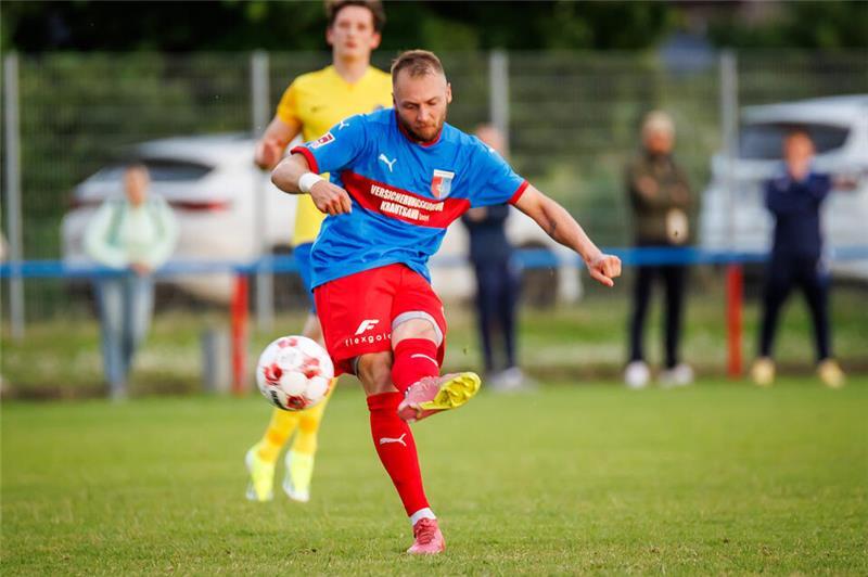 Justin Plautz schießt einen Freistoß. 