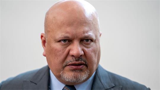 Auf die Suspendierung folgt die Entlassung: der ehemalige Chefankläger Karim Khan. (Archivbild)