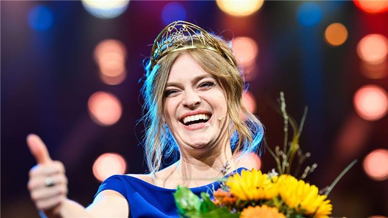 Auf die amtierende Weinkönigin Charlotte Weihl könnte erstmals ein Mann folgen (Archivfoto)