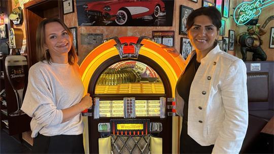 Auf die funktionstüchtige Jukebox im Pannekoken-Hus sind Veronika Galauner (links) und Sheyma Akkurt besonders stolz.