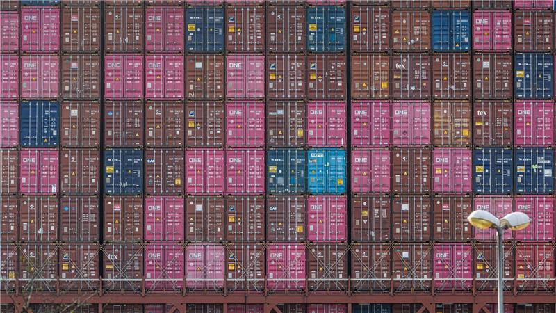 Auf die größten Schiffe passen rechnerisch mehr als 24.000 Standardcontainer. (Archivbild)