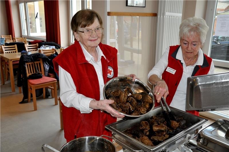 Auf die leckeren Rouladen hat sich so mancher Blutspender schon vorher gefreut: Elisabeth Eckhoff (links) und Ingrid Bösch füllen nach. Foto: Lankuttis