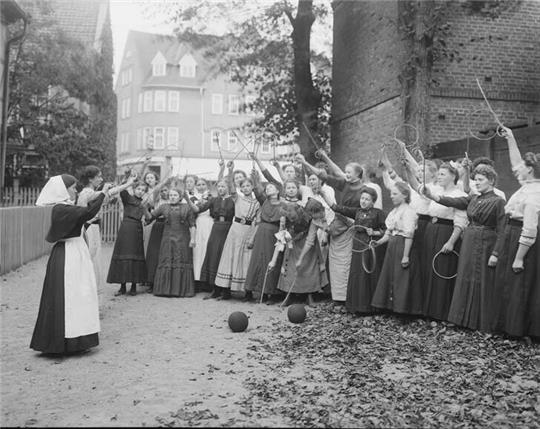 Auf diesem Bild aus der Glasplattensammlung des Stader Stadtarchivs hat die Staderin Ursula Syring ihre Großmutter erkannt: Die Diakonisse Ida Syring (mit Haube), die während des Ersten Weltkriegs bei einem Spiel mit Schwesternschülerinnen in der Steilen Straße in Stade abgelichtet wurde. Foto: Stadtarchiv/ Pickenpack