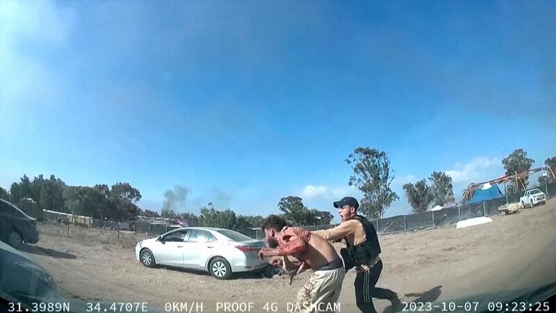 Angriff auf Israel: Social Media, die Medien und die Nutzer Auf diesem Bild aus einem Videos attackiert ein bewaffneter Palästinenser einen Israeli während eines Angriffs von militanten Hamas-Kämpfern auf die Teilnehmer eines Musikfestivals in der Negev-Wüste.