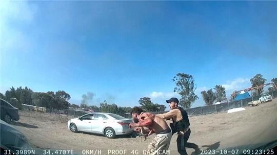 Auf diesem Bild aus einem Videos attackiert ein bewaffneter Palästinenser einen Israeli während eines Angriffs von militanten Hamas-Kämpfern auf die Teilnehmer eines Musikfestivals in der Negev-Wüste.