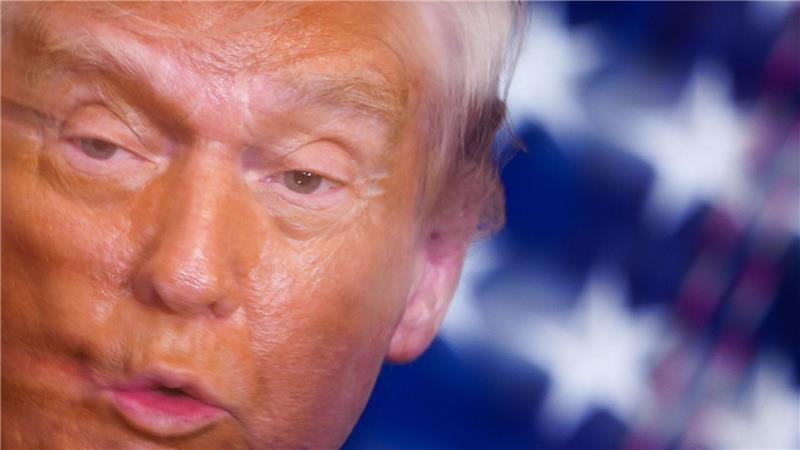 Auf diesem Bild, das mit einer langsamen Verschlusszeit aufgenommen wurde, spricht US-Präsident Donald Trump während einer Veranstaltung zum Women’s History Month im East Room des Weißen Hauses.