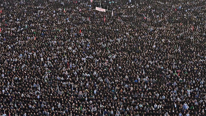 Auf diesem Foto, das vom Büro des Obersten Führers des Iran veröffentlicht wurde, nehmen Trauernde an den Gebeten teil, die im Rahmen der mehrtägigen Trauerfeierlichkeiten für den verstorbenen Obersten Führer des Iran, Ajatollah Ali Chamenei, und Mitglieder seiner Familie in der Heiligen Jamkaran-Moschee abgehalten werden.