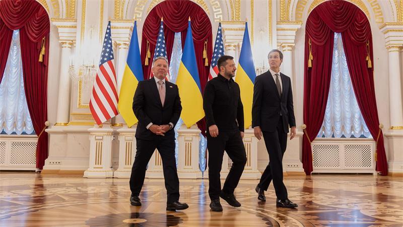 Auf diesem Foto, das vom Pressebüro des ukrainischen Präsidenten zur Verfügung gestellt wurde, ist der ukrainische Präsident Wolodymyr Selenskyj (M) zu sehen, wie er sich im Marienpalast in Kiew mit den Gesandten des US-Präsidenten Trump, Jared Kushner (r) und Steve Witkoff, trifft.
