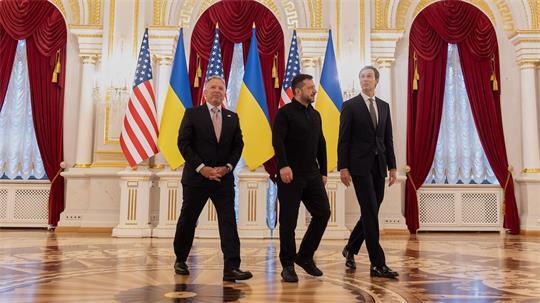 Auf diesem Foto, das vom Pressebüro des ukrainischen Präsidenten zur Verfügung gestellt wurde, ist der ukrainische Präsident Wolodymyr Selenskyj (M) zu sehen, wie er sich im Marienpalast in Kiew mit den Gesandten des US-Präsidenten Trump, Jared Kushner (r) und Steve Witkoff, trifft.