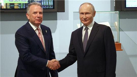 Auf diesem Foto geben sich der russische Präsident Wladimir Putin (r) und der Sondergesandte von US-Präsident Trump, Steve Witkoff, vor den Gesprächen, die Hand. 
