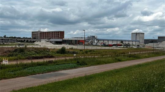 Auf diesem Gelände im Industriepark Bützfleth, wo vor einigen Jahren eine Müllverbrennungsanlage entstehen sollte, plant die Firma Hansekraft nun ein Holzkraftwerk.