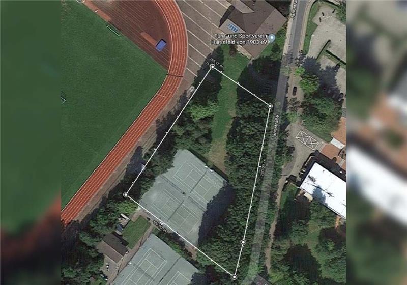 Auf diesem Grundstück direkt am Waldstadion soll das Sportvereinszentrum des TuS Harsefeld errichtet werden. Foto: Google Earth/Grafik: Wutzke