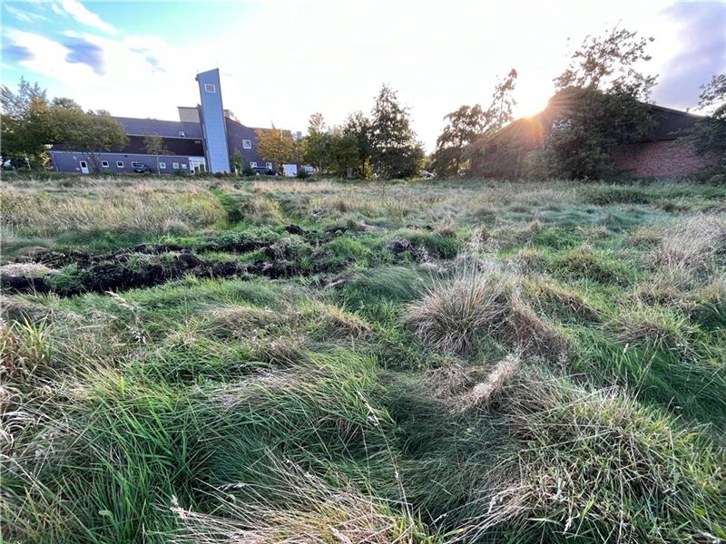Abhilfe für fehlende Kindergarten-Plätze: HBI will beim Kita-Bau Tempo machen Auf diesem Grundstück hinter der Feuerwehr soll eine vierzügige Kindertagesstätte gebaut werden. Foto: Wisser
