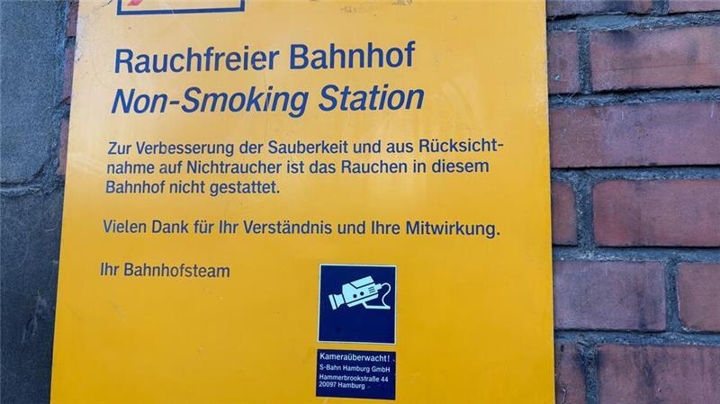 Müllberge: Warum Videoüberwachung im Altländer Viertel unmöglich ist Auf diesem Schild wird darauf hingewiesen, dass der Stader Bahnhof per Video überwacht wird.