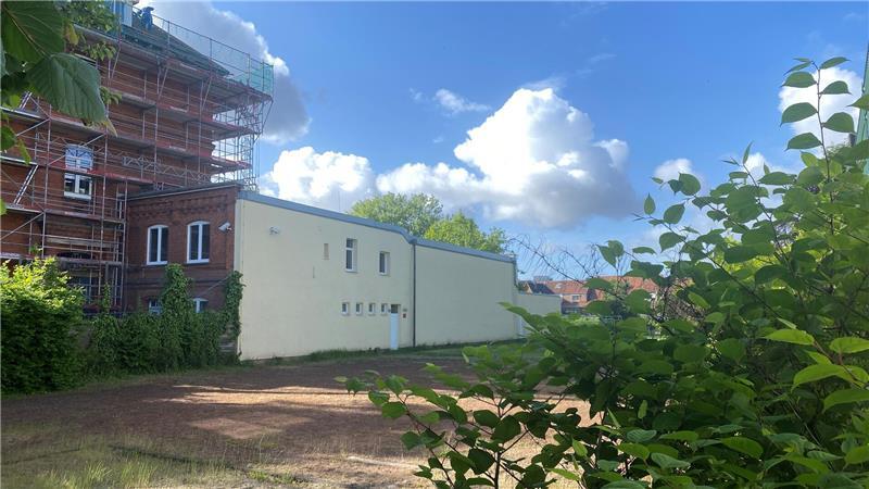 Millionenprojekt: Spektakuläre Pläne für die Buxtehuder Hochschule 21 Auf diesem ehemaligen Sportplatz der Albert-Schweitzer-Schule soll der Neubau zur Erweiterung der Buxtehuder Hochschule 21 realisiert werden.