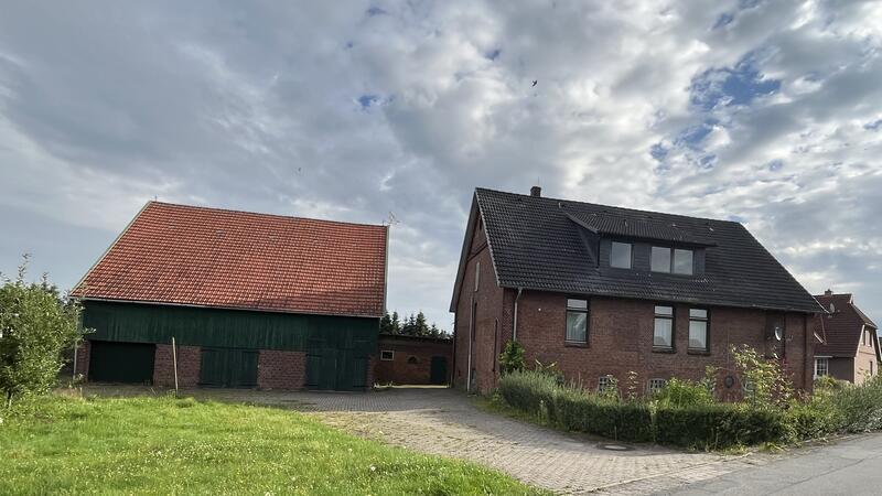 Spektakuläre Pläne für die Ganztagsschule in Guderhandviertel Auf diesem um 1900 errichteten Resthof könnte - ganz in der Nähe der Grundschule - eine Anlage für Schul- und Vereinssport entstehen.
