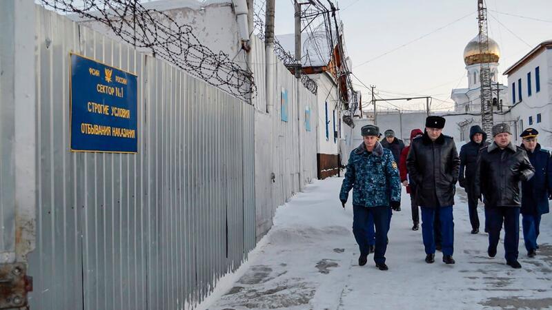 Auf diesem vom Ombudsmann für Menschenrechte des Autonomen Kreises der Jamal-Nenzen zur Verfügung gestellten Foto geht eine Gruppe von Beamten durch eine Gefängniskolonie im russischen Charp.