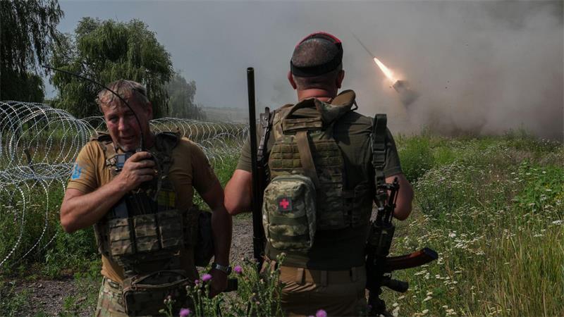 Auf diesem vom Pressedienst der 93. eigenständigen mechanisierten Brigade „Kholodnyi Yar“ der Ukraine via AP zur Verfügung gestellten Foto feuert ein MRLS BM-21 „Grad“ in Richtung russischer Armeestellungen in der Nähe der an der Front gelegenen Stadt Kramatorsk in der Region Donezk in der Ukraine.